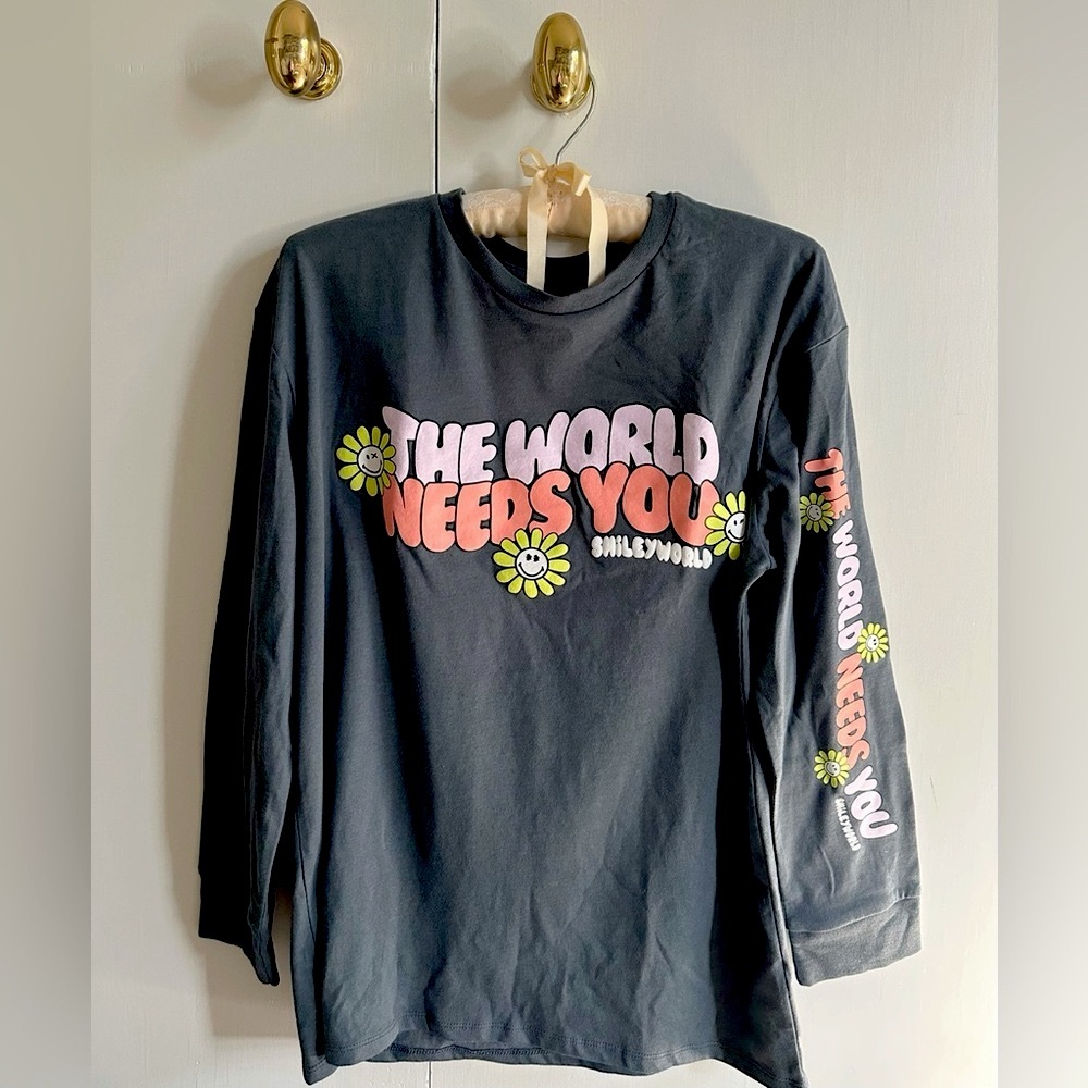 NWOT: Smiley World long sleeve daisy t-shirt